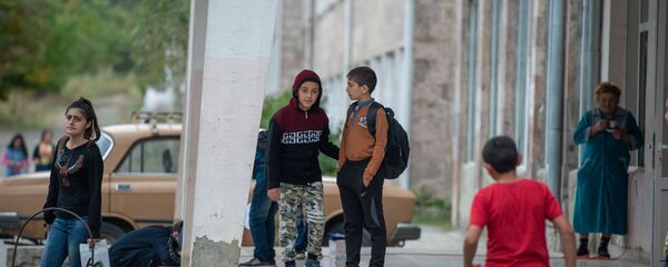 Школьники перед входом в школу села Коти Школьники перед входом в школу села Коти - Sputnik Արմենիա