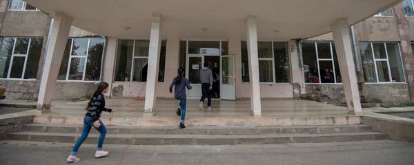 Школьники перед входом в школу села Коти Школьники перед входом в школу села Коти - Sputnik Արմենիա