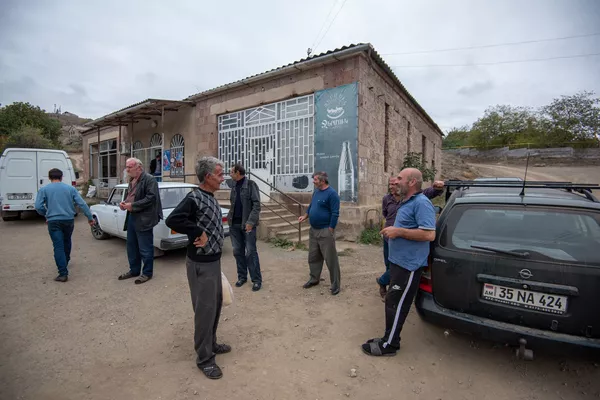 Интерпол не может найти того, кто играл в прятки в селе Коти: иной портрет Вано Сирадегяна Интерпол не может найти того, кто играл в прятки в селе Коти: иной портрет Вано Сирадегяна - Sputnik Армения