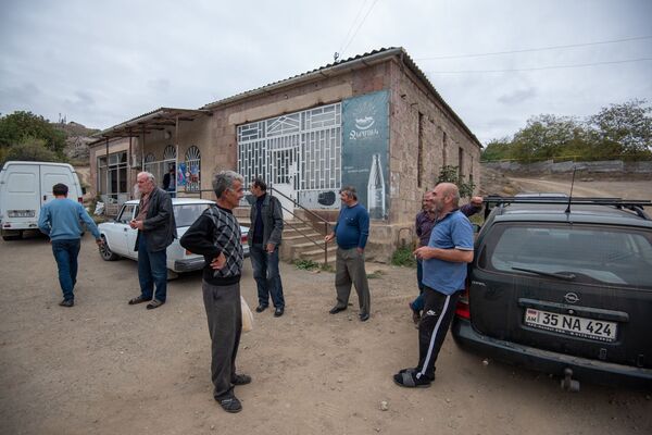 Интерпол не может найти того, кто играл в прятки в селе Коти: иной портрет Вано Сирадегяна - Sputnik Армения