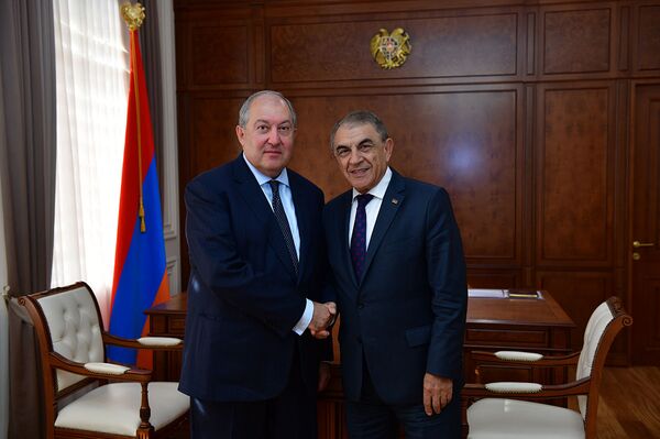 Встреча Президента и спикера Парламента Армении Армена Саркисяна и Ара Баблояна (9 октября 2018). Еревaн Встреча Президента и спикера Парламента Армении Армена Саркисяна и Ара Баблояна (9 октября 2018). Еревaн - Sputnik Արմենիա