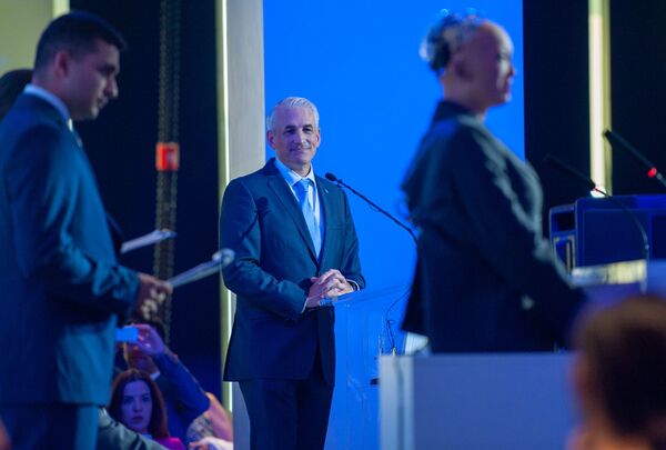 Армения и язык Вольтера: робот София в Ереване спорит, что может шутить круче Comedy Club - Sputnik Армения