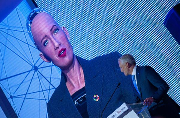 Армения и язык Вольтера: робот София в Ереване спорит, что может шутить круче Comedy Club - Sputnik Армения