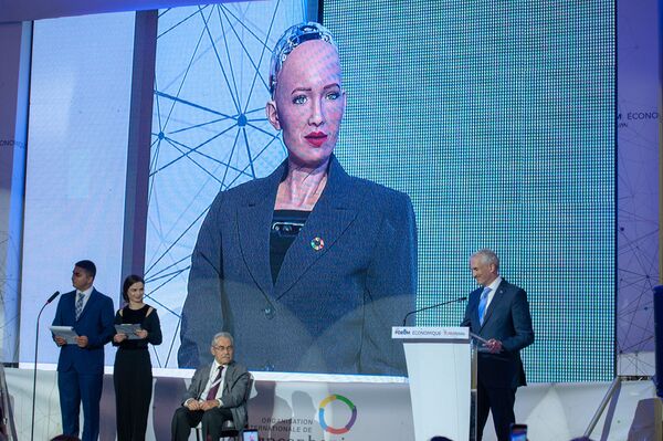 Армения и язык Вольтера: робот София в Ереване спорит, что может шутить круче Comedy Club - Sputnik Армения