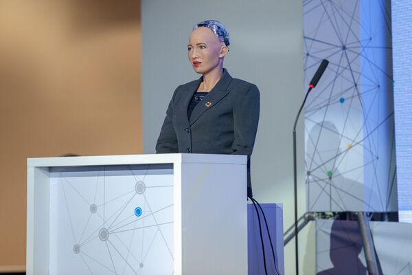 Армения и язык Вольтера: робот София в Ереване спорит, что может шутить круче Comedy Club - Sputnik Армения