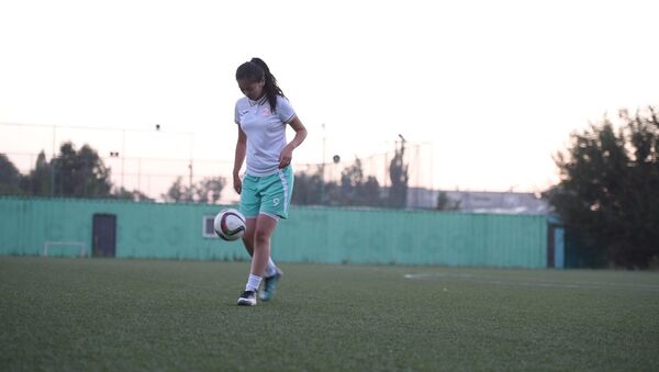 Дриблинг и удар — футбольное мастерство от Мисс футбола - Sputnik Армения