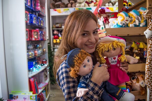 Производство игрушек в Армении. Куклы Арам и Ануш - Sputnik Армения