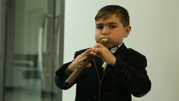 Восьмилетний дудукист сыграл Шалахо для редакции Sputnik Армения - Sputnik Армения