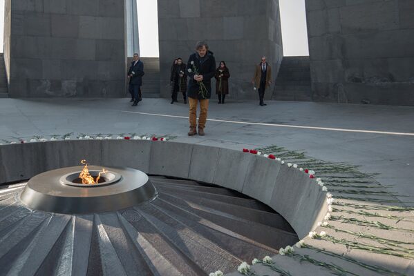 Эмир Кустурица посетил Мемориал жертв геноцида армян в Османской империи и возложил цветы - Sputnik Армения