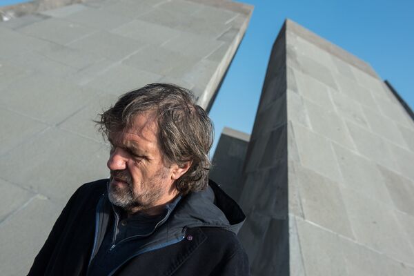 Эмир Кустурица посетил Мемориал жертв геноцида армян в Османской империи и возложил цветы Эмир Кустурица посетил Мемориал жертв геноцида армян в Османской империи и возложил цветы - Sputnik Արմենիա