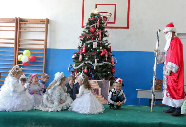 Новогодний утренник в Фиолетовской средней школе Новогодний утренник в Фиолетовской средней школе - Sputnik Արմենիա