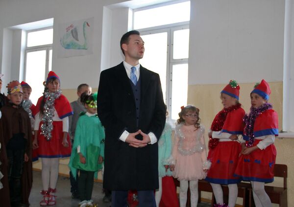 Советник Посольства Российской Федерации в Армении Олег Шаповалов поздравляет детей Советник Посольства Российской Федерации в Армении Олег Шаповалов поздравляет детей - Sputnik Արմենիա