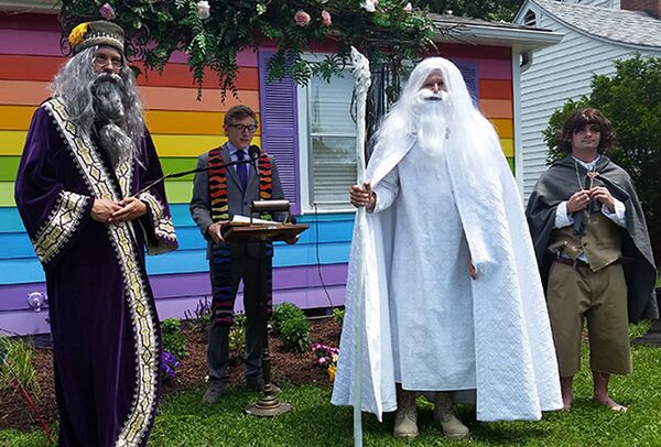 Постановочная свадьба профессора Дамблдора из книг о Гарри Поттере и мага Гэндальфа из «Властелина колец» Постановочная свадьба профессора Дамблдора из книг о Гарри Поттере и мага Гэндальфа из «Властелина колец» - Sputnik Արմենիա