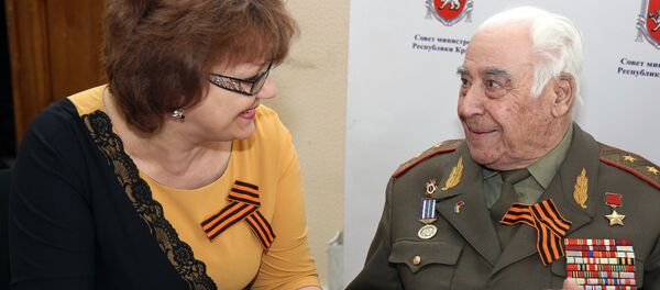 Министр соц.политики Крыма Елена Романовская поздравляет ветерана ВОВ, Героя СССР Ашота Аматуни с Днем Победы (7 мая 2014). Симферополь - Sputnik Армения
