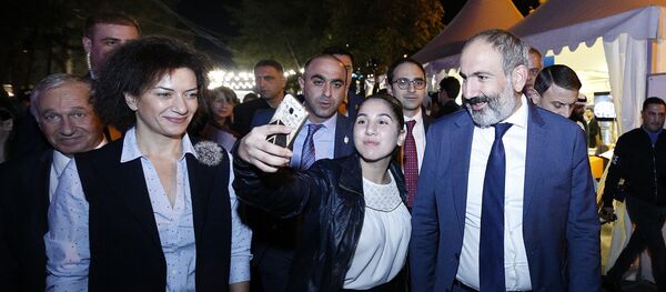 Премьер-министр Армении Никол Пашинян с супругой Анной Акопян посетили городок Франкофонии на площади Свободы (10 октября 2018). Еревaн - Sputnik Армения