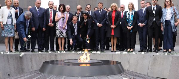 Президент Франции Эмануэль Макрон возложил цветы в мемориальном комплексе Цицернакаберд (11 октября 2018). Ереван - Sputnik Արմենիա