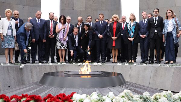 Президент Франции Эмануэль Макрон возложил цветы в мемориальном комплексе Цицернакаберд (11 октября 2018). Ереван - Sputnik Արմենիա