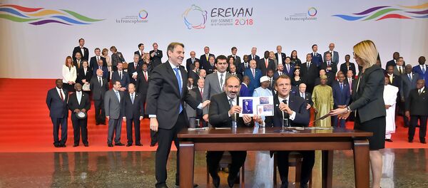 Премьер-министр Армении Никол Пашинян и президент Франции Эмануэль Макрон погасили марку Шарля Азнавура (11 октября 2018). Еревaн - Sputnik Արմենիա