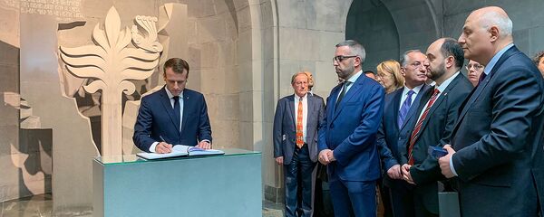 Президент Франции Эммануэль Макрон оставил запись в книге почетных гостей в музее Геноцида армян (11 октября 2018). Еревaн Президент Франции Эммануэль Макрон оставил запись в книге почетных гостей в музее Геноцида армян (11 октября 2018). Еревaн - Sputnik Արմենիա