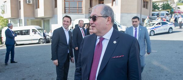 Президент Армении Армен Саркисян перед центром Шарля Азнавура (11 октября 2018). Еревaн Президент Армении Армен Саркисян перед центром Шарля Азнавура (11 октября 2018). Еревaн - Sputnik Արմենիա