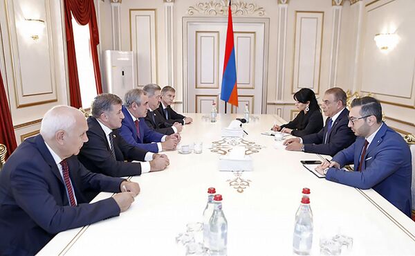 Спикер Парламента Армении Ара Баблоян принял вице-спикера Гос.Думы России Сергея Неверова (11 октября 2018). Еревaн - Sputnik Армения