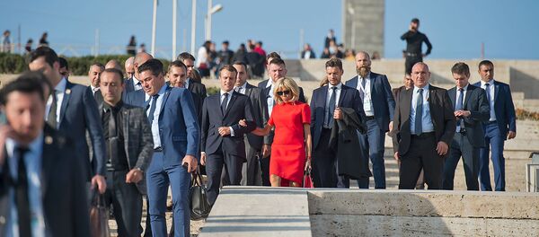 Президент Франции Эммануэль Макрон с супругой Брижит прогулялись по столице (11 октября 2018). Еревaн - Sputnik Армения