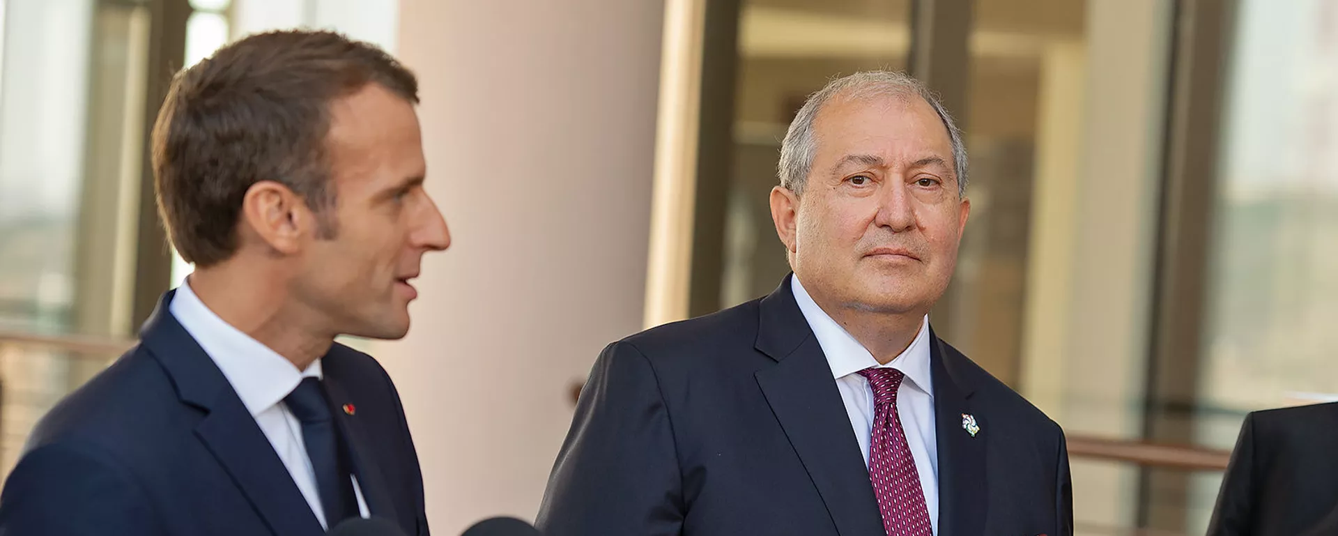 Президенты Армении и Франции Армен Саркисян и Эммануэль Макрон около центра Шарля Азнавура (11 октября 2018). Еревaн - Sputnik Армения, 1920, 11.10.2018