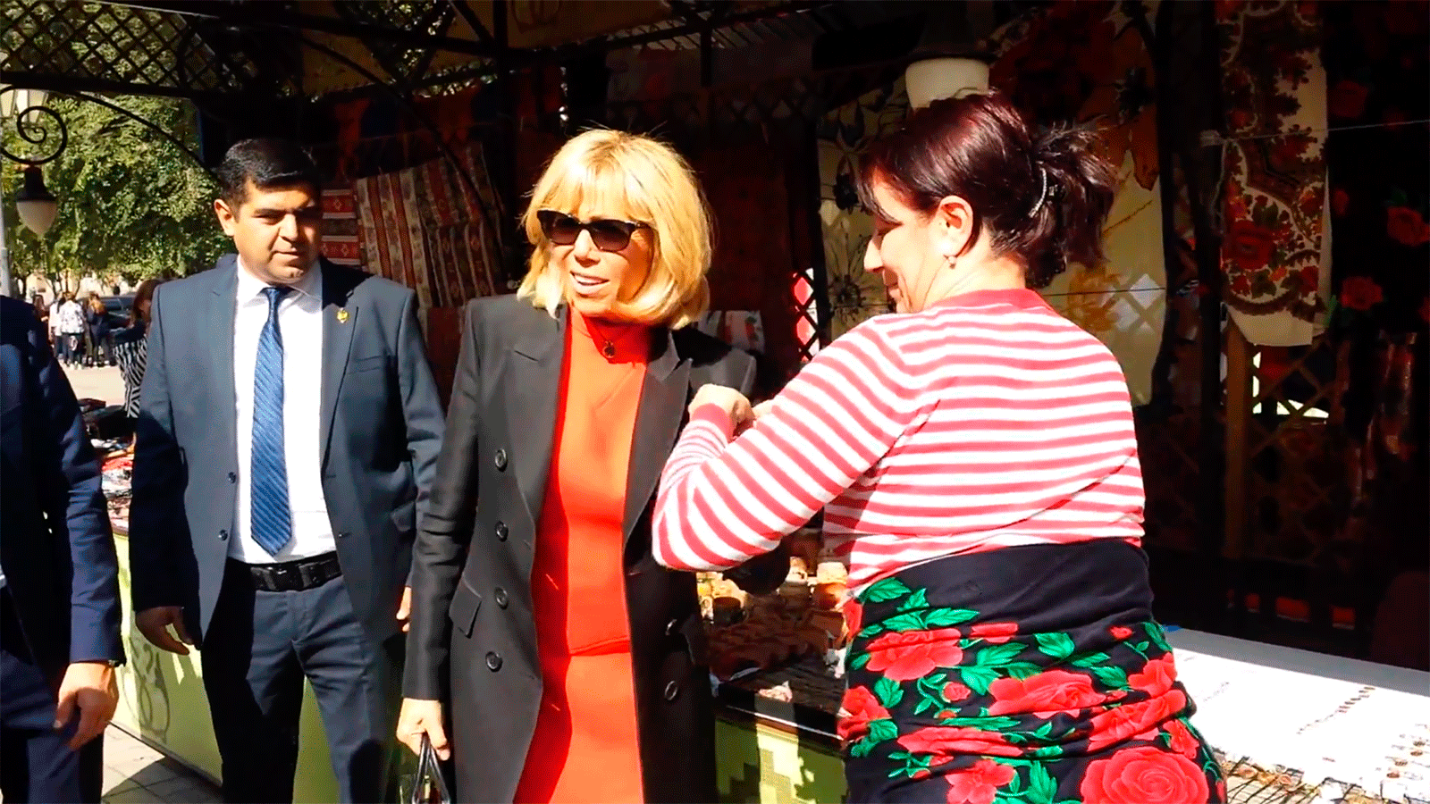 Первая леди Франции Брижит Макрон прогулялась по ереванскому Вернисажу - Sputnik Армения