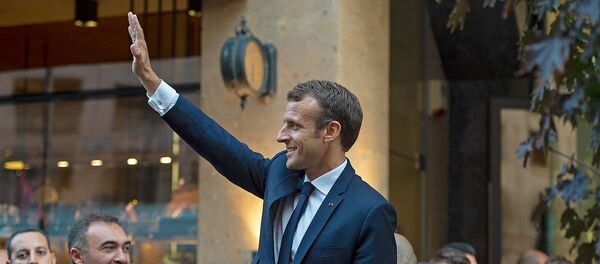 Президент Франции Эммануэль Макрон с супругой Брижит прогулялись по столице (11 октября 2018). Еревaн Президент Франции Эммануэль Макрон с супругой Брижит прогулялись по столице (11 октября 2018). Еревaн - Sputnik Արմենիա