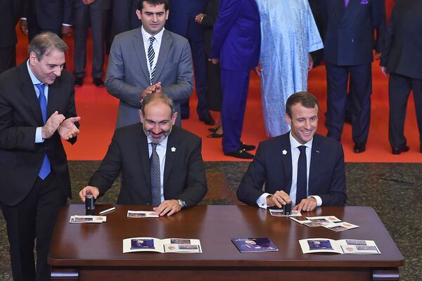 Премьер-министр Армении Никол Пашинян и президент Франции Эммануэль Макрон погасили марку Шарля Азнавура (11 октября 2018). Еревaн - Sputnik Армения