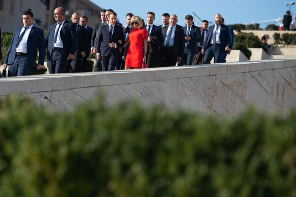 Ֆրանսիայի նախագահ Էմանուել Մակրոնի և նրա կնոջ` Բրիջիտ Մակրոնի զբոսանքը Երևանում - Sputnik Արմենիա