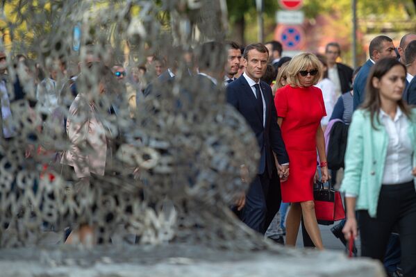 Ֆրանսիայի նախագահ Էմանուել Մակրոնի և նրա կնոջ` Բրիջիտ Մակրոնի զբոսանքը Երևանում - Sputnik Արմենիա