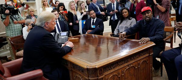 Канье Уэст во время встречи с президентом США Дональдом Трампом в Овальном кабинете Белого дома (11 октября 2018). Вашингтон - Sputnik Армения