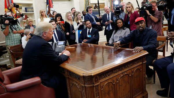 Канье Уэст во время встречи с президентом США Дональдом Трампом в Овальном кабинете Белого дома (11 октября 2018). Вашингтон - Sputnik Армения