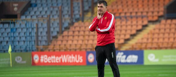 Главный тренер сборной Армении по футболу Армен Гюльбудагянц на тренировке (12 октября 2018). Еревaн Главный тренер сборной Армении по футболу Армен Гюльбудагянц на тренировке (12 октября 2018). Еревaн - Sputnik Արմենիա