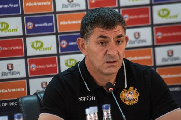 Пресс-конференция главного тренера сборной Армении по футболу Армена Гюльбудагянца (12 октября 2018). Еревaн - Sputnik Армения