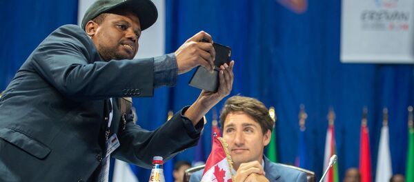 Журналист пытался сделать селфи с премьер министром Канады с Джастином Трюдо Журналист пытался сделать селфи с премьер министром Канады с Джастином Трюдо - Sputnik Արմենիա