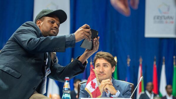 Журналист пытался сделать селфи с премьер министром Канады с Джастином Трюдо - Sputnik Արմենիա