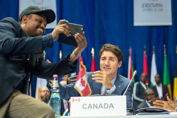 Кадр дня: ну зачем на стол, или На что готовы журналисты ради селфи с Трюдо - Sputnik Армения