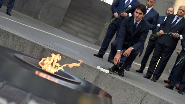 Премьер-министр Канады Джастин Трюдо посетил мемориальный комплекс Цицернакаберд (13 октября 2018). Еревaн - Sputnik Армения