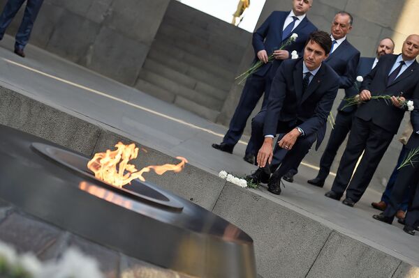 Премьер-министр Канады Джастин Трюдо посетил мемориальный комплекс Цицернакаберд (13 октября 2018). Еревaн - Sputnik Армения