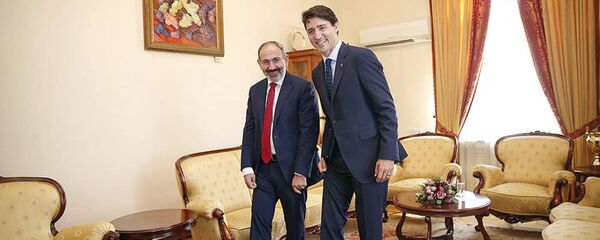 Премьер-министры Армении и Канады Никол Пашинян и Джастин Трюдо надели подарочные носки - Sputnik Արմենիա