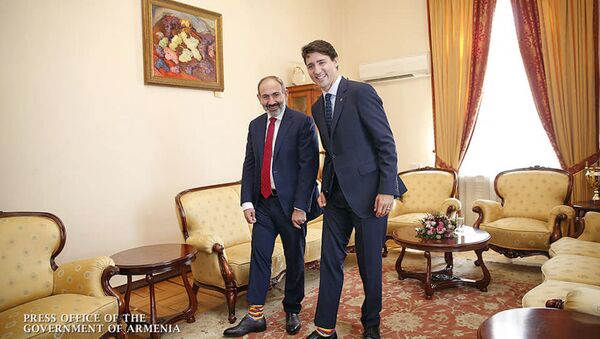 Премьер-министры Армении и Канады Никол Пашинян и Джастин Трюдо надели подарочные носки - Sputnik Արմենիա