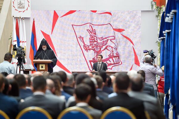 Речь архиепископа Навасарда Kчояна на инаугурации мэра Ереана (13 октября 2018). Еревaн - Sputnik Армения