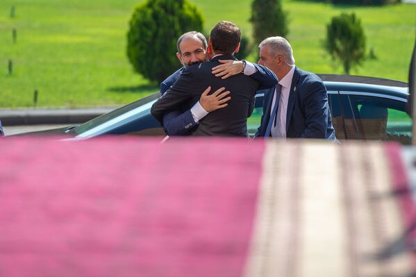 Мэр Еревана Айк Марутян приветствует премьер-министра перед началом церемонии инаугурации (13 октября 2018). Еревaн - Sputnik Армения
