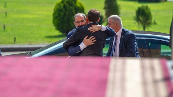 Мэр Еревана Айк Марутян приветствует премьер-министра перед началом церемонии инаугурации (13 октября 2018). Еревaн - Sputnik Արմենիա