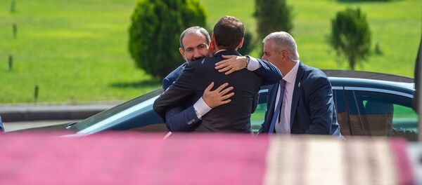 Мэр Еревана Айк Марутян приветствует премьер-министра перед началом церемонии инаугурации (13 октября 2018). Еревaн - Sputnik Армения