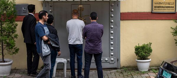 Члены делегации из десятка саудовских чиновников ожидают входа в консульство Саудовской Аравии (13 октября 2018). Стамбул Члены делегации из десятка саудовских чиновников ожидают входа в консульство Саудовской Аравии (13 октября 2018). Стамбул - Sputnik Армения