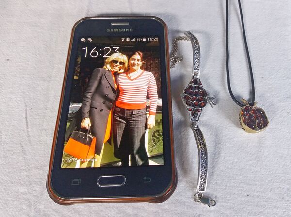 Он оказался не Макроном: что на самом деле подарили жене президента Франции в Ереване - Sputnik Армения