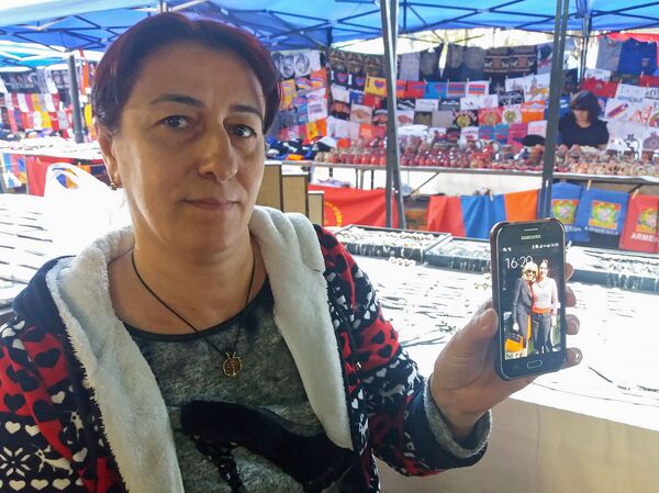 Он оказался не Макроном: что на самом деле подарили жене президента Франции в Ереване - Sputnik Армения